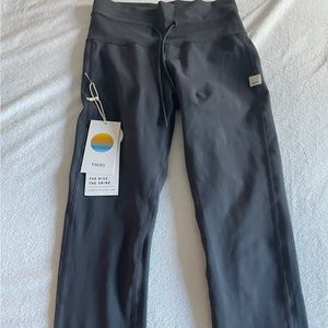 NWT Vuori daily leggings in charcoal XS